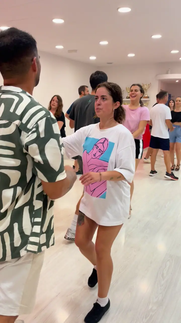 Clase de salsa en grupo en la sala de U!DANCE Lesseps